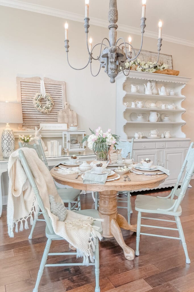 https://liveoaknest.com/wp-content/uploads/2021/03/CottageFarmhouseSpringTablescape-683x1024.jpg