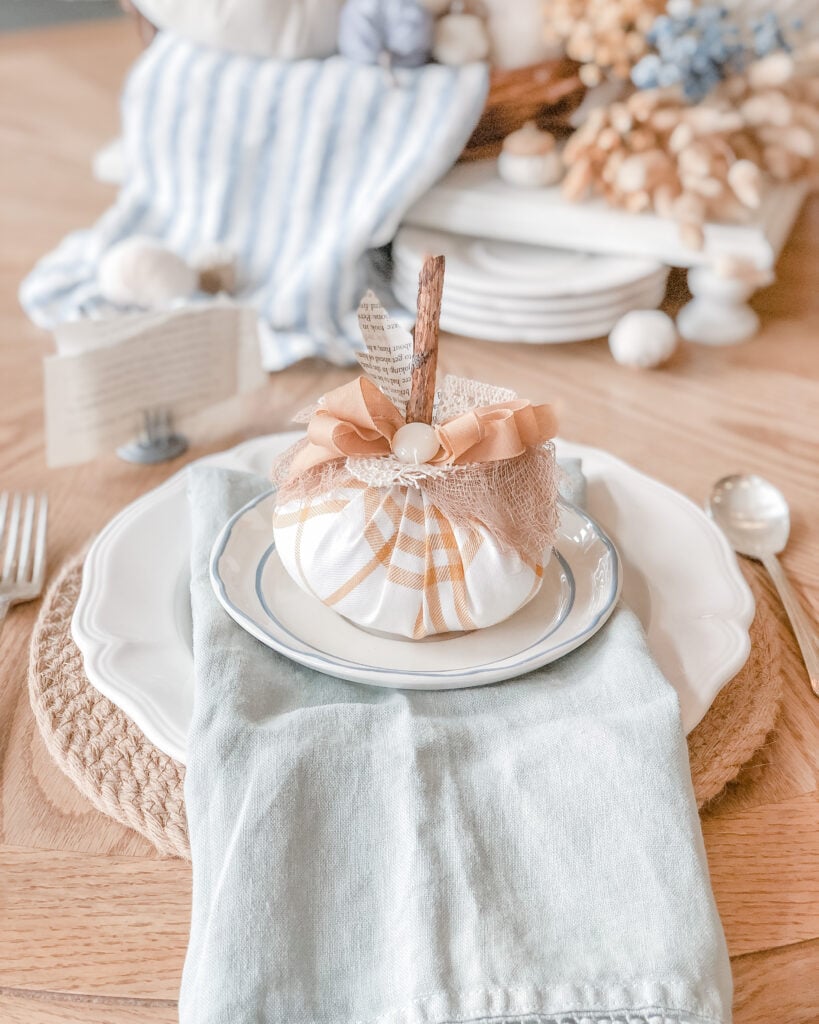 https://liveoaknest.com/wp-content/uploads/2021/06/Fall-Place-Setting-Idea-819x1024.jpg